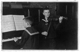 Siegfried und Albert Ernst beim häuslichen Musizieren, ca. 1929
