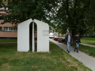 Ehemalige Ottilienstraße im Bezirk Marysin mit einer Skulptur, die den damaligen Grenzverlauf des Ghettos Lodz markiert, Juli 2012